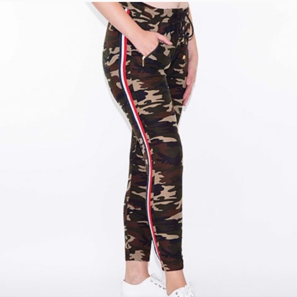 3/$20 ❤️Indero NWOT Camo Side Stripe Zip Pocket Joggers